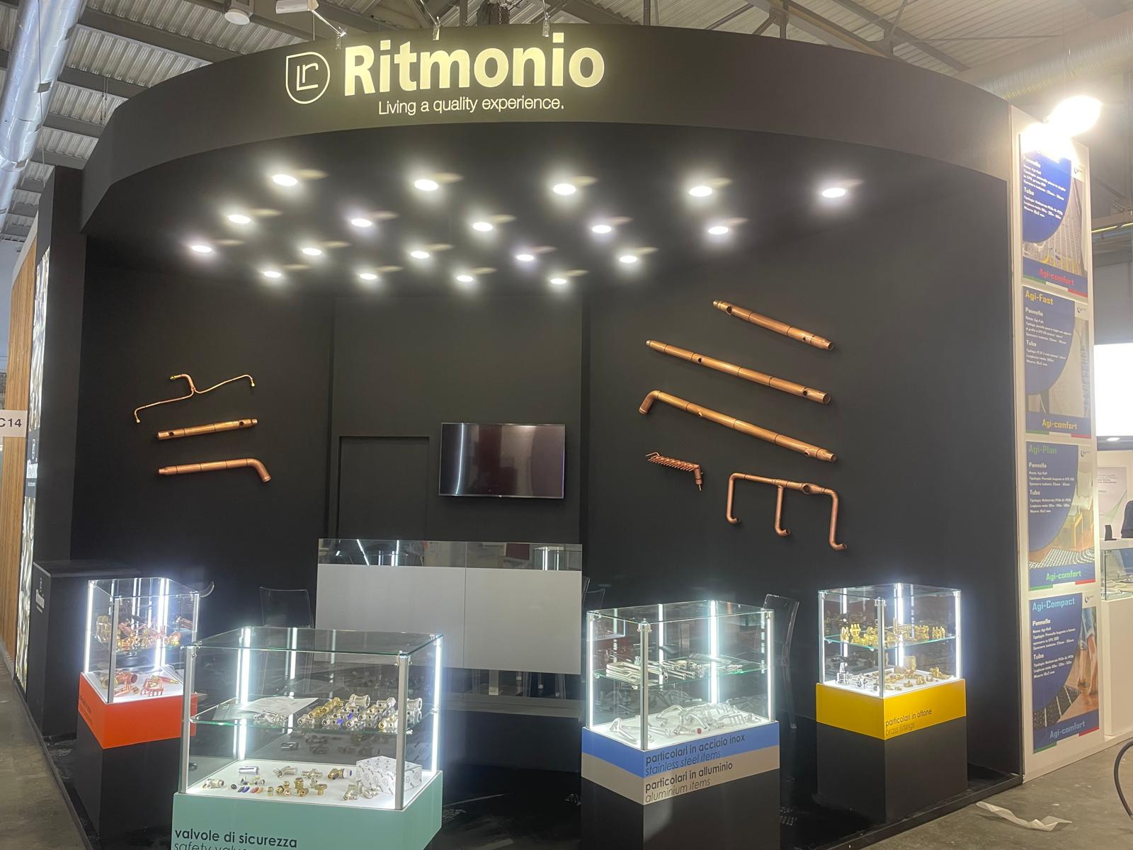 Stand Ritmonio con tubature in rame e vetrine illuminate