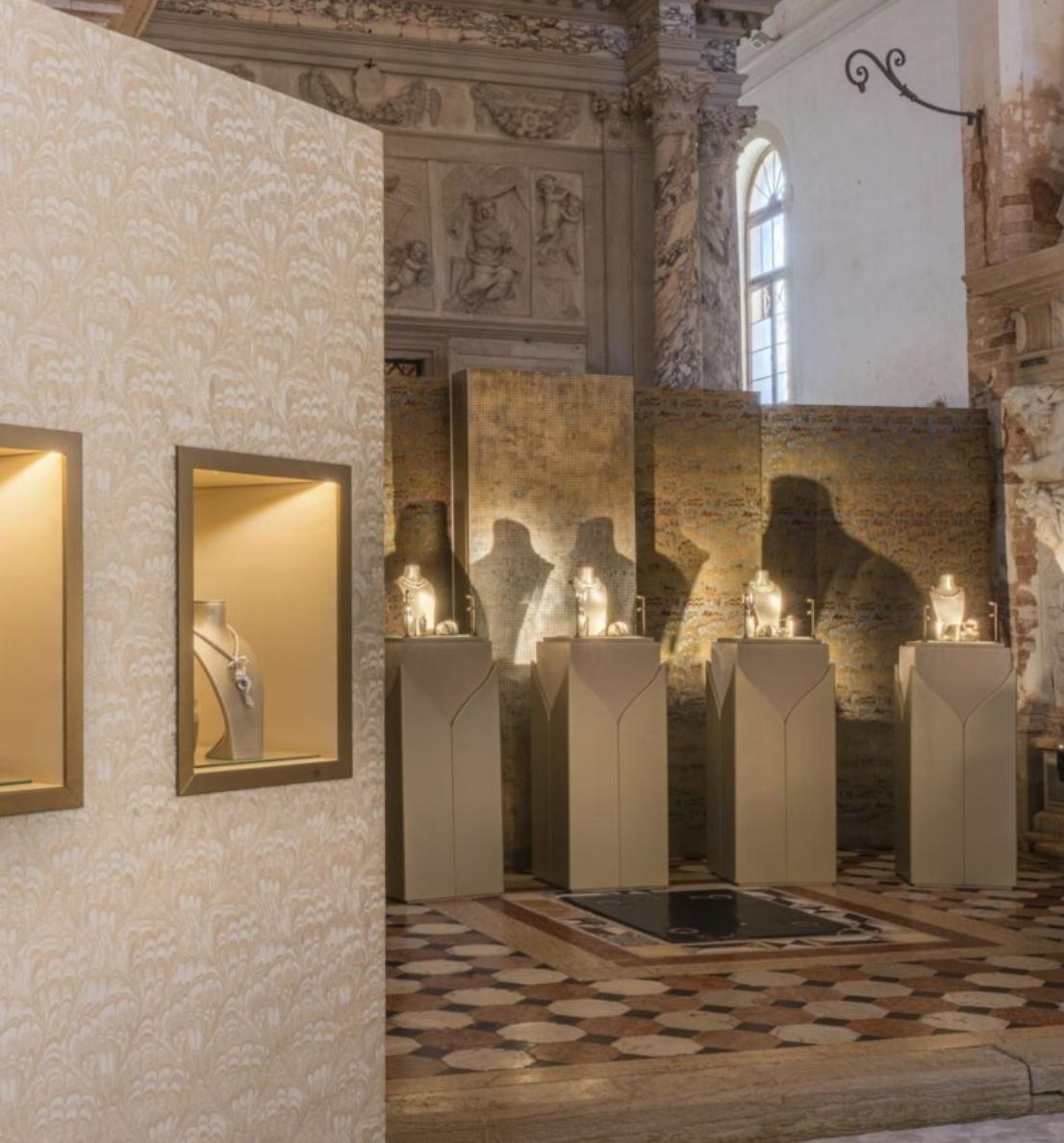 Esposizione gioielli con banchi vetrina e lighting d'atmosfera