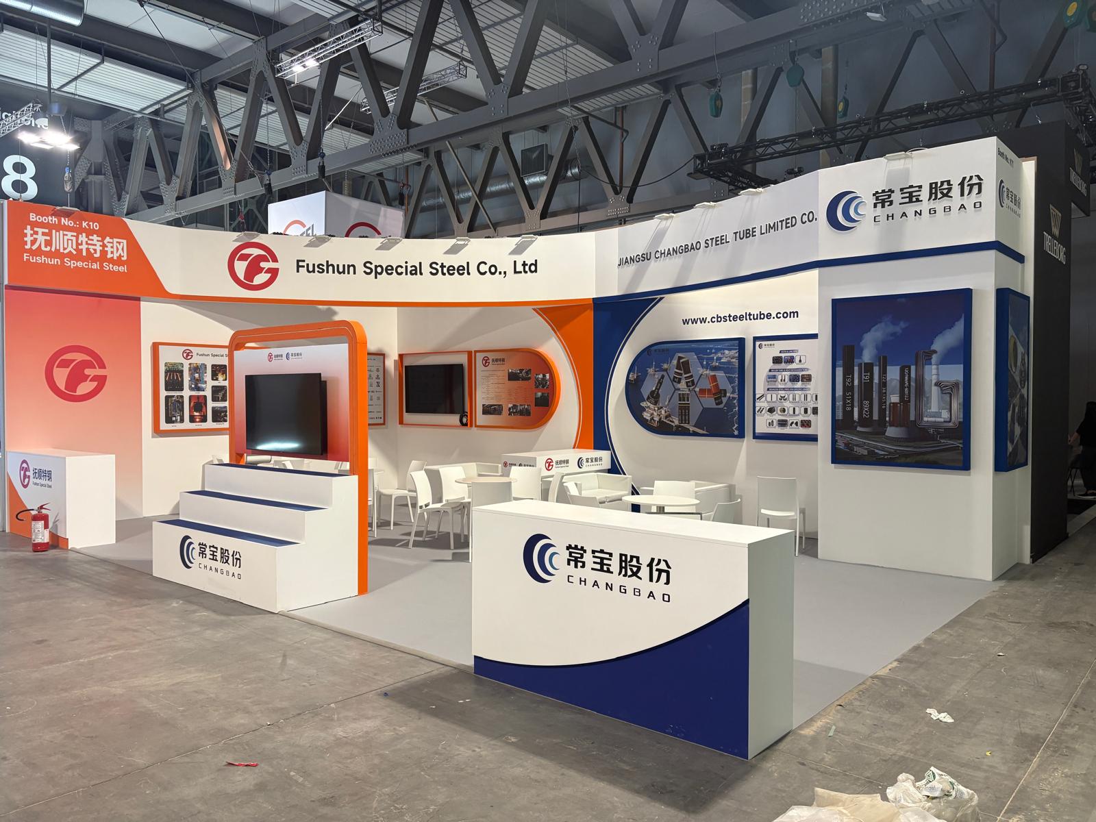 Stand congiunto Fushun Special Steel e Changbao con pannelli bianco/arancione e blu