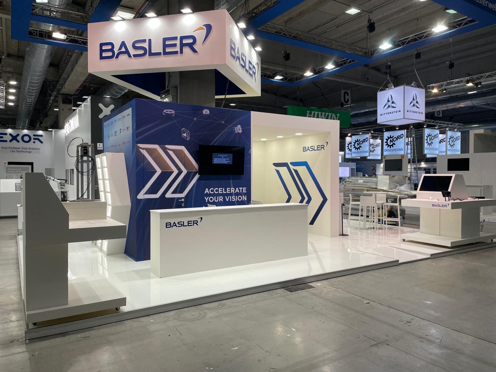Stand Basler con cubo insegna sospeso e bancone reception
