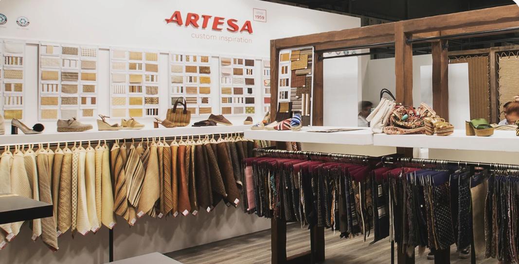 Stand ARTESA con espositori di campioni e tessuti