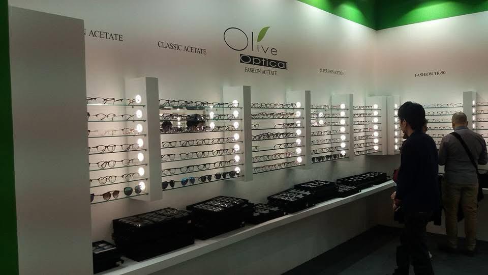 Esposizione occhiali Olive Optica con mensole e plafoniere