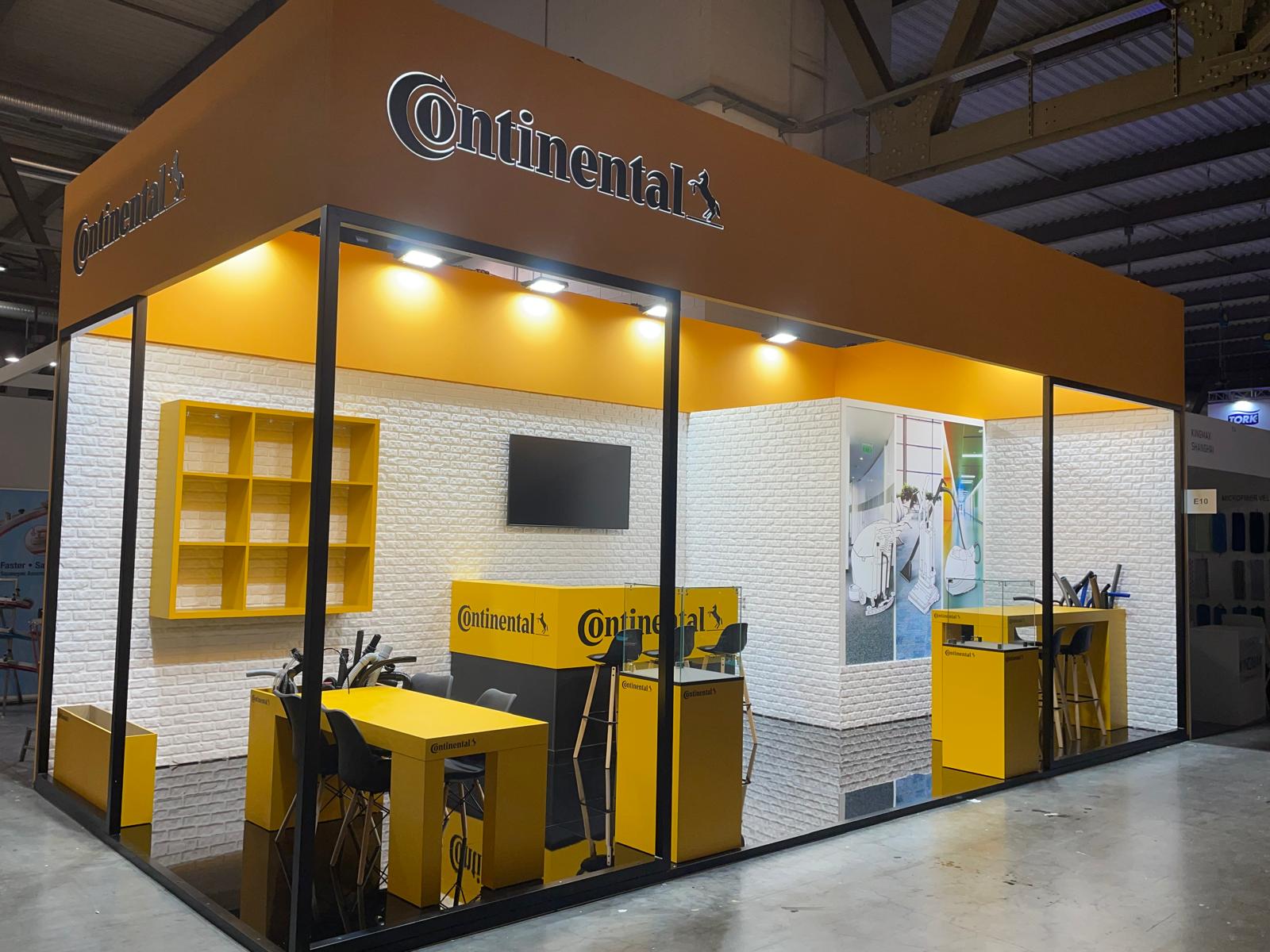 Stand Continental giallo e nero con banconi espositivi
