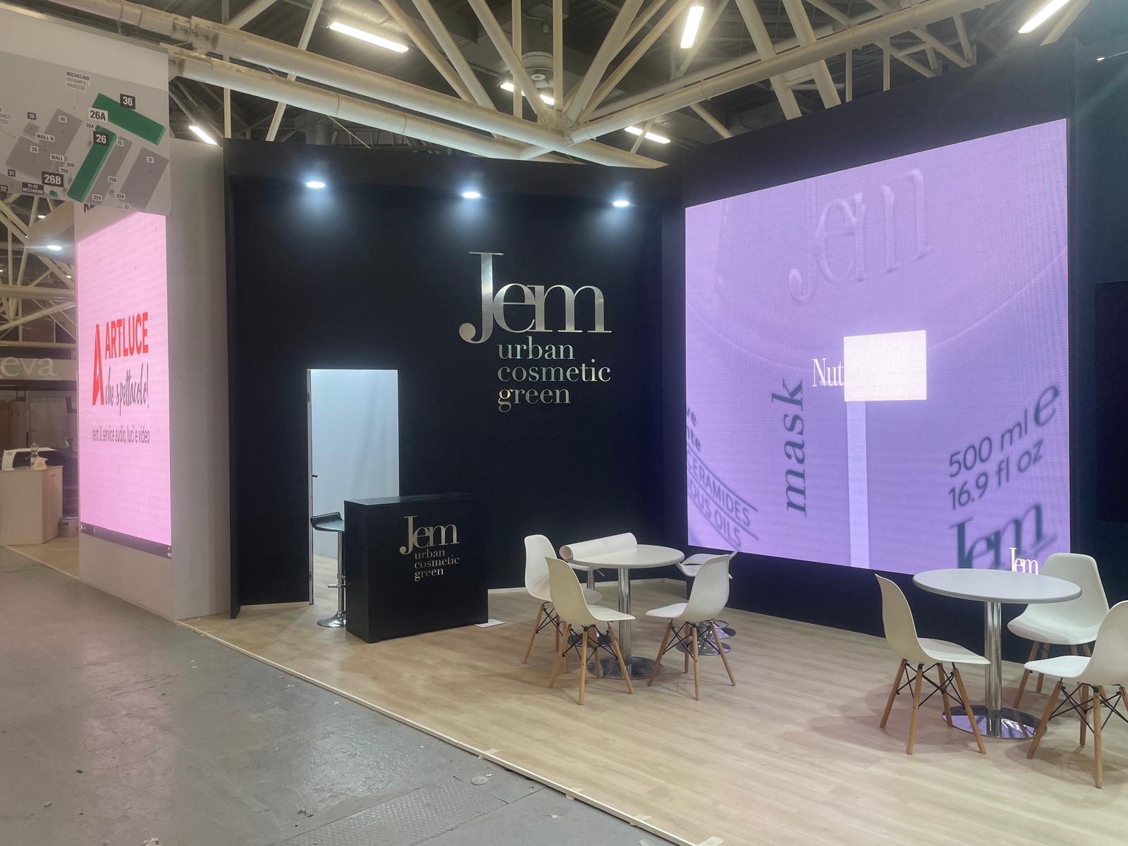 Stand Jem urban cosmetic green con parete scura e maxischermo